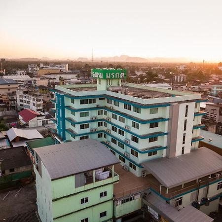 Morakot Twin Chumphon Hotel Екстериор снимка