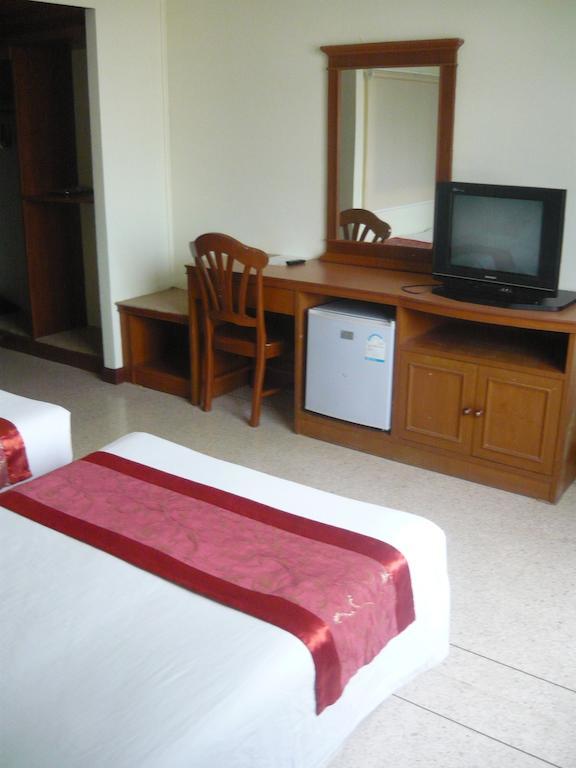 Morakot Twin Chumphon Hotel Стая снимка