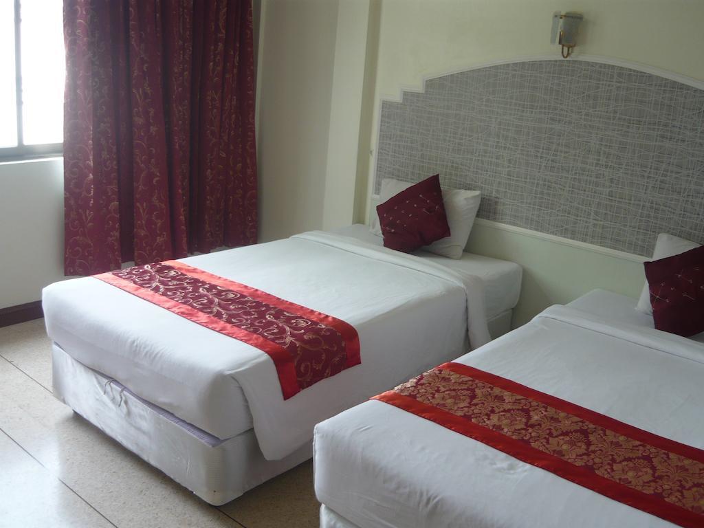 Morakot Twin Chumphon Hotel Стая снимка