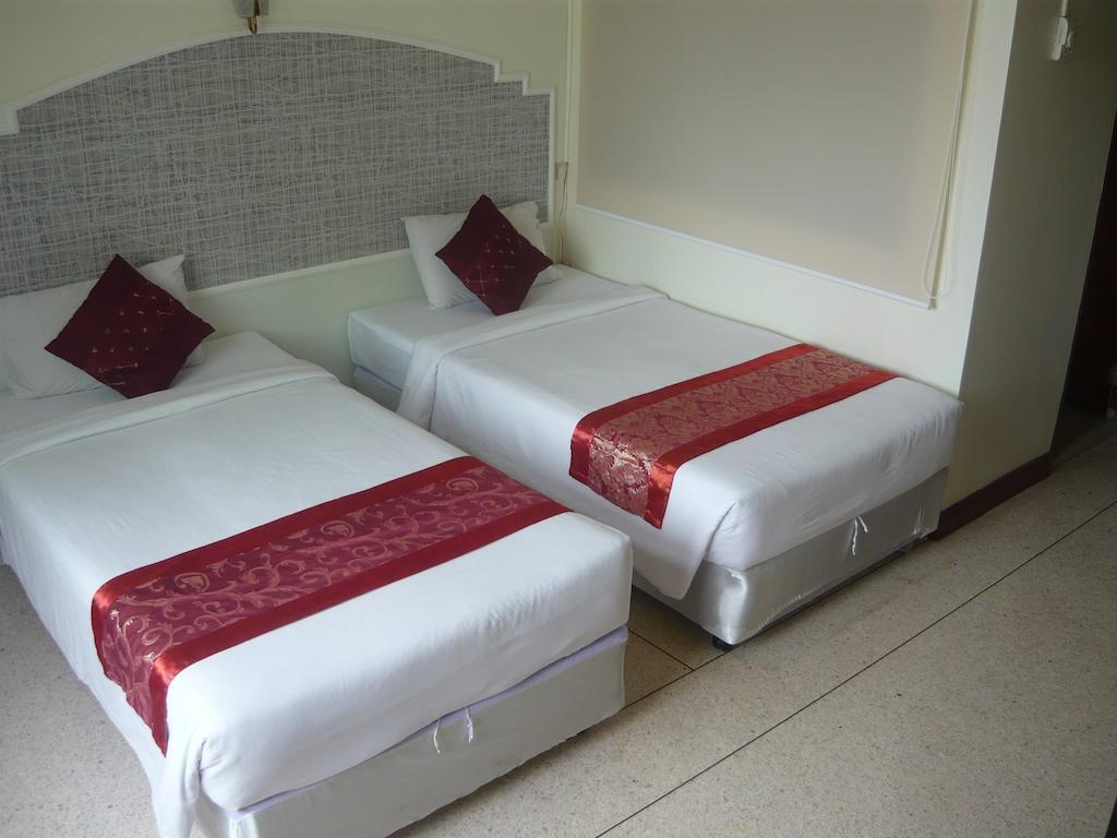 Morakot Twin Chumphon Hotel Стая снимка