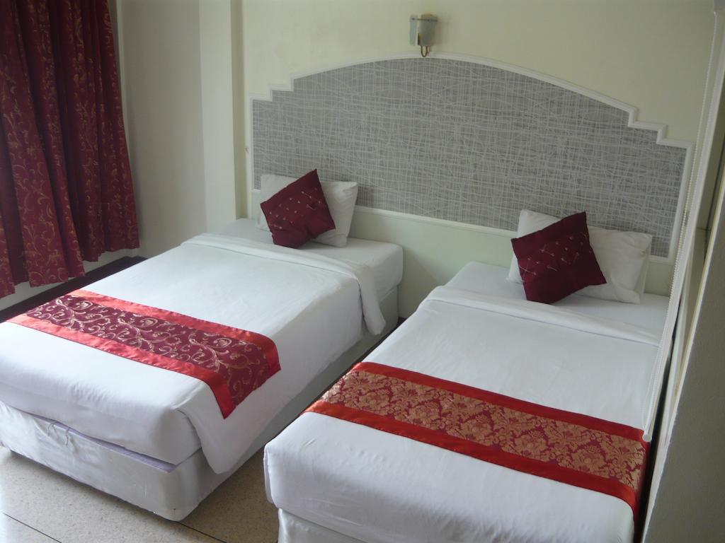 Morakot Twin Chumphon Hotel Стая снимка